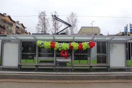 Udekorowana wiata przystankowa na peronie linii 4 na przystanku końcowym Pieczewo podczas inauguracji trasy tramwajowej na Pieczewo (30 grudnia 2023)