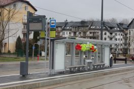 Udekorowana wiata przystankowa na peronie linii 5 na przystanku końcowym Pieczewo podczas inauguracji trasy tramwajowej na Pieczewo (30 grudnia 2023)