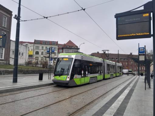Pierwszy tramwaj w ruchu liniowym - Solaris Tramino S111O #3005 - na nowym przystanku końcowym Wysoka Brama na placu Jedności Słowiańskiej (14 grudnia 2023)